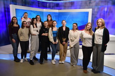 Na zdjęciu mgr inż. arch. Magdalena Janda ze studentkami kierunku architektura podczas  wizyty w studiu Telewizji Polskiej Oddział w Rzeszowie