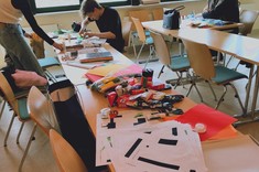 Studenci w trakcie pracy warsztatowej nad modelami placu.