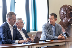 Od lewej: mgr inż. Andrzej Sowa - Kanclerz PRz, prof. dr hab. inż. Marek Gosztyła, dr hab. inż. Bartosz Miller, prof. PRz - Prorektor ds. studenckich i umiędzynarodowienia