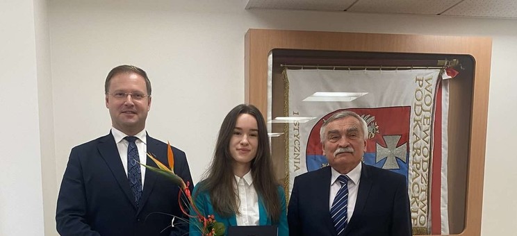 Od lewej: dr Karol Ożóg - wicemarszałek województwa podkarpackiego, inż. arch. Aleksandra Sowa - laureatka konkursu w kategorii rozwój, prof. dr hab. inż. Marek Gosztyła - promotor nagrodzonej pracy.