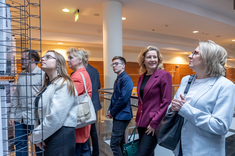 Uczestnicy wystawy prac studenckich, wykonanych w ramach zajęć Projektowanie architektoniczne – usługi II, w tym m.in. dr hab. Beata Zatwarnicka-Madura, prof. PRz - Dziekan Wydziału Zarządzania, dr hab. inż. Beata Mossety-Leszczak, prof. PRz - Dzieka