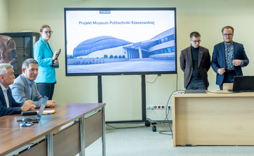 Od lewej: prof. dr hab. inż. Marek Gosztyła, dr hab. inż. Bartosz Miller, prof. PRz - Prorektor ds. studenckich i umiędzynarodowienia, Patrycja Matyś, inż. Hubert Leszczyński, Jakub Skierski