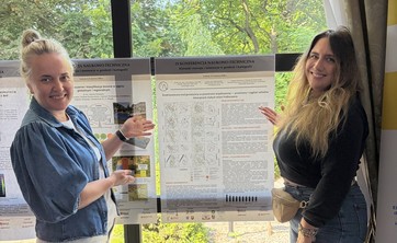 dr hab. inż. arch. Anna Martyka, prof. PRz i mgr Weronika Nowak prezentują swój poster podczas IX Konferencji Naukowo-Technicznej w Łańcucie.