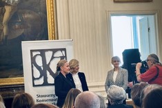 Na zdjęciu m.in. dr hab. inż. arch. Anna Martyka, prof. PRz nagrodzona srebrną odznaką „Za opiekę nad zabytkami” przyznaną przez Ministra Kultury i Dziedzictwa Narodowego na wniosek Zarządu Głównego Stowarzyszenia Konserwatorów Zabytków.