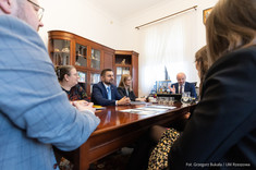 Na zdjęciu dr inż. arch. Joanna Figurska-Dudek, Prezydent Rzeszowa Konrad Fijołek oraz jury konkursu