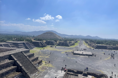 Widok na strefę archeologiczną Teotihuacán; po lewej stronie widoczna Piramida Słońca