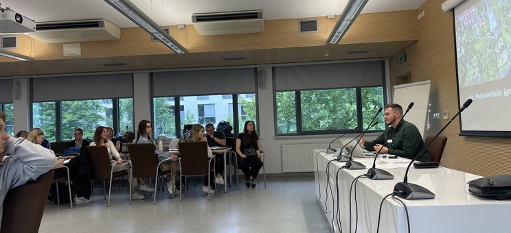 Uczestnicy międzynarodowych warsztatów urbanistycznych pod tytułem „Rola przestrzeni publicznych w obliczu przyszłych wyzwań urbanistycznych”, które odbyły się w dniach 3-7 czerwca 2024 roku w Krakowie.