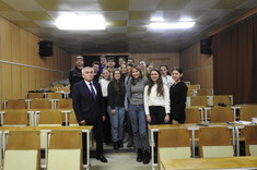 Na zdjęciu prof. dr hab. inż. Marek Gosztyła oraz prof Peter Pasztor i studenci