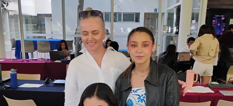 Dr hab. inż. arch. Anna Martyka, prof. PRz, z dwoma studentkami uczestniczkami warsztatów Arquitópicos podczas pracy na Uniwersytecie Panamericana w kampusie Aguascalientes