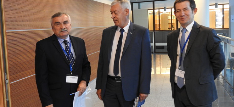 Rektor prof. dr hab inż. Tadeusz Markowski, prof. dr hab inż. Marek Gosztyła, dr hab. inż. Bartosz Miller, prof. PRz pozują do zdjęcia.