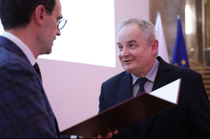 Dziekan prof. dr hab. inż. Lech Lichołai - promotor rozprawy doktorskiej dr inż. Joanny Krasoń, odbiera dyplom z rąk Dyrektora Generalnego Ministerstwa Rozwoju i Technologii - Michała Graczyka