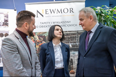  Od lewej: dr hab. inż. Przemysław Leń, prof. PRz, Joanna Szozda - Dyrektor Departamentu Dróg i Publicznego Transportu Zbiorowego w Rzeszowie, prof. dr hab. inż. Lech Lichołai - Dziekan Wydziału Budownictwa, Inżynierii Środowiska i Architektury Polit