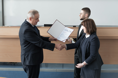 Dziekan WBIŚiA prof. dr hab. inż. Lech Lichołai składa gratulacje i wręcza dyplom dr inż. arch. Joannie Dudek