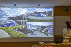 Studentka kierunku Architektura podczas prezentacji pracy