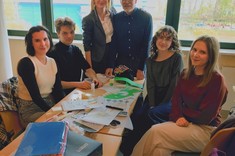 Prof. Luis Arturo Méndez Alba i prof. Justyna Kobylarczyk w gronie studentów.