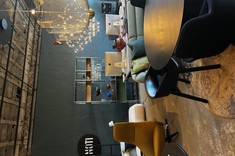 Kolekcja mebli NOTI: stoły, krzesła, sofy oraz industrialne oświetlenie. Wyróżniają się w niej musztardowy fotel oraz loftowy regał USM Haller