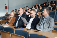 Na pierwszym planie Władze Wydziału, od lewej: dr inż. Marzena Kłos, prof. PRz, dr hab. inż. Piotr Nazarko, prof. PRz, dr inż Krzysztof Boryczko oraz Władze Uczelni - dr hab. inż. Bartosz Miller, prof. PRz podczas przemówienia Dziekana WBIŚiA