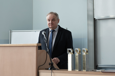 Dziekan prof. dr hab. inż. Lech Lichołai przemawia do członków Rady Wydziału