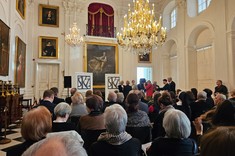 Sala Biała Muzeum Pałacu Króla Jana III Sobieskiego w Wilanowie wypełniona ludźmi.