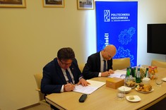 Podpisanie listu intencyjnego, od lewej: Krzysztof Dobrowolski - wójt Gminy Krasiczyn, prof. dr hab. inż. Jarosław Sęp - Prorektor ds. Rozwoju i Współpracy Politechniki Rzeszowskiej.
