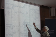 Prelegent konferencji w trakcie referatu