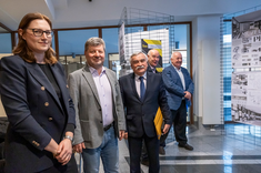 Uczestnicy wystawy prac studenckich, wykonanych w ramach zajęć Projektowanie architektoniczne – usługi II, w tym m.in. od lewej: mgr inż. arch. Magdalena Janda, prof. dr hab. inż. Piotr Koszelnik - Rektor PRz, prof. dr hab. inż. Marek Gosztyła