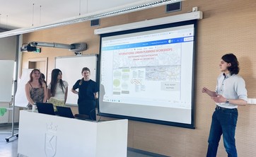 Studenci prezentują wyniki prac