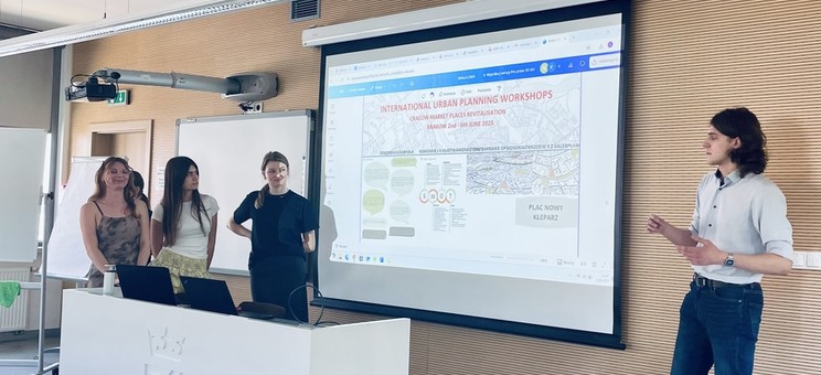 Studenci prezentują wyniki prac