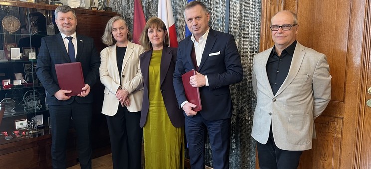 Interesariusze podpisanego porozumienia o współpracy między Politechniką Rzeszowską im. Ignacego Łukasiewicza a Uniwersytetem Ekonmicznym w Krakowie.