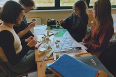 Grupa studentów w trakcie opracowywania modelu koncepcyjnego.