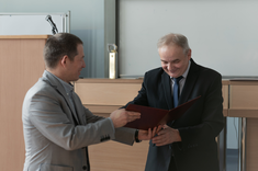 Prorektor ds. studenckich i umiędzynarodowienia - dr hab. inż. Bartosz Miller, prof. PRz skałada gratulacje Dziekanowi WBIŚiA prof. dr. hab. inż. Lechowi Lichołaiowi
