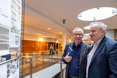 Na zdjęciu od lewej: dr hab. inż. Lesław Gniewek, prof. PRz - Prorektor ds. Nauki oraz prof. dr hab. inż. Lech Lichołai - Dziekan Wydziału Budownictwa, Inżynierii Środowiska i Architektury podczas wystawy prac studenckich, wykonanych w ramach zajęć P