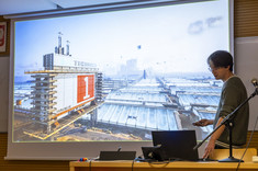 Student kierunku Architektura podczas prezentacji pracy