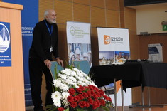 Prelegent konferencji w trakcie referatu