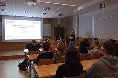 Uczestnicy warsztatów poświęconych przekształceniom przestrzeni publicznych podczas wykładu pt. "Wokół przestrzeni publicznej w mieście", prowadzonym przez Kierowniczkę Katedry Konserwacji Zabytków dr inż. arch. Annę Martykę, Prof. PRz