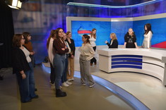 Na zdjęciu mgr inż. arch. Magdalena Janda ze studentkami kierunku architektura podczas  wizyty w studiu Telewizji Polskiej Oddział w Rzeszowie
