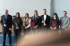 Od lewej: prof. dr hab. inż. Lech Lichołai, dr inż. Joanna Krasoń, mgr inż. arch. Paulina Więcek, dr inż. arch. Agata Mikrut-Kusy, mgr inż. arch. Przemysław Dybaś, dr inż. arch. Joanna Dudek, dr hab. inż. Bartosz Miller, prof. PR pozują do wspólnego