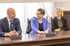 Od lewej: K. Fijołek, prof. PRz I. Włoch, dr inż. M. Kłos