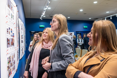 Absolwentki studiów podyplomowych pn. "Architektura Wnętrz i Wystawiennictwa" podczas wystawy wybranych prac projektowych absolwentów tego kierunku.