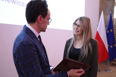 Dr inż. arch. Agata Mikrut-Kusy - promotor pracy magisterskiej mgr inż. arch. Pauliny Więcek dbiera nagrodę z rąk Dyrektora Generalnego Ministerstwa Rozwoju i Technologii - Michała Graczyka