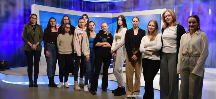 Na zdjęciu mgr inż. arch. Magdalena Janda ze studentkami kierunku architektura podczas  wizyty w studiu Telewizji Polskiej Oddział w Rzeszowie