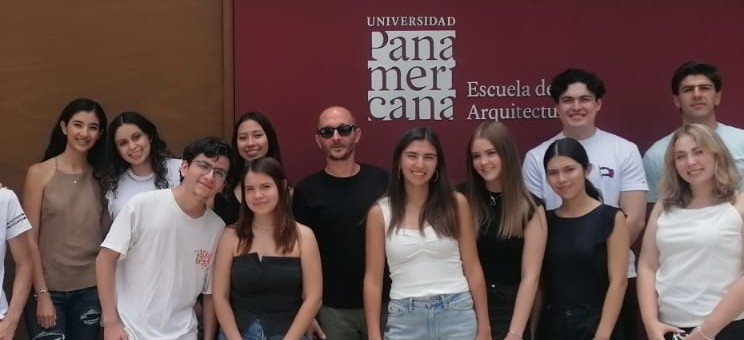 Na zdjęciu dr hab Tomasz Tomaszek, prof PRz wraz ze studentami Uniwersytetu Panamerykańskiego w Meksyku