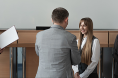 Prorektor ds. studenckich i umiędzynarodowienia - dr hab. inż. Bartosz Miller, prof. PRz skałada gratulacje mgr inż. arch. Paulinie Więcek