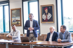 Wystąpienie Pana mgr. inż. Andrzeja Sowy - Kanclerza PRz, na zdjęciu również m.in. prof. dr hab. inż. Marek Gosztyła oraz dr hab. inż. Bartosz Miller, prof. PRz