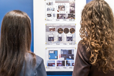  Dwie absolwentki studiów podyplomowych pn. "Architektura Wnętrz i Wystawiennictwa" podczas wystawy wybranych prac projektowych absolwentów tego kierunku.
