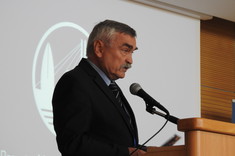 Prof. dr hab inż. Marek Gosztyła w trakcie referatu