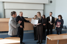 Prorektor ds. studenckich i umiędzynarodowienia - dr hab. inż. Bartosz Miller, prof. PRz oraz Dziekan WBIŚiA prof. dr hab. inż. Lech Lichołai skaładają gratulacje dr inż. arch. Agacie Mikrut-Kusy