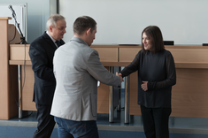 Prorektor ds. studenckich i umiędzynarodowienia - dr hab. inż. Bartosz Miller, prof. PRz skałada gratulacje dr inż. Joannie Krasoń,