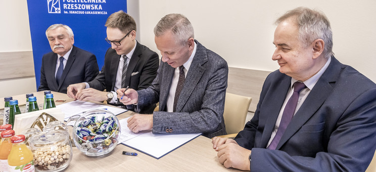 Od lewej: prof. dr hab. inż. Marek Gosztyła, Marcin Tarabuła - wójt Gminy Domaradz, dr hab. inż. Lesław Gniewek, prof. PRz - Prorektor Politechniki Rzeszowskiej ds. nauki, prof. dr hab. inż. Lech Lichołai - Dziekan Wydziału Budownictwa, Inżynierii Śr