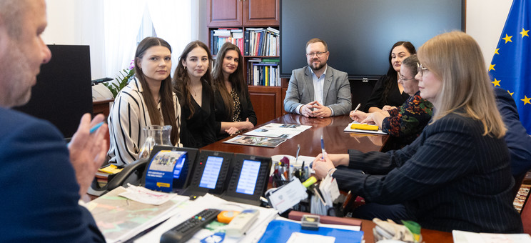 Na zdjęciu dr inż. arch. Joanna Figurska-Dudek wraz z jury, oraz laureatki konkursu